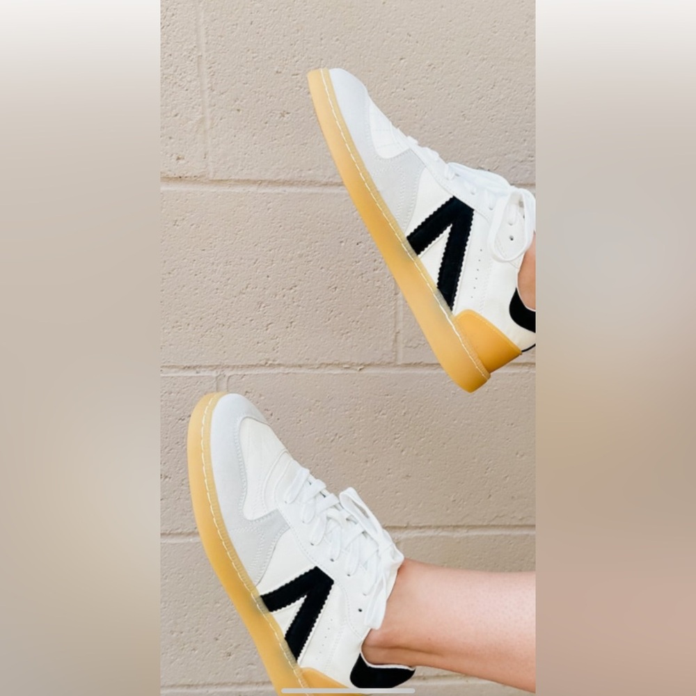 Mia Vesta Sneaker in White Grey Black Laced size 9.5 US